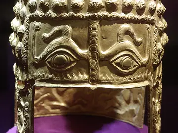 Recuperan un casco de oro de 2.500 años robado en un espectacular asalto a un museo Recuperan un casco de oro de 2.500 años robado en un espectacular asalto a un museo