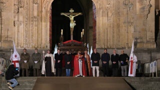 La procesi&oacute;n de la Real Cofrad&iacute;a Penitencial del Cristo Yacente de la Misericordia en Salamanca