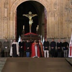 La procesi&oacute;n de la Real Cofrad&iacute;a Penitencial del Cristo Yacente de la Misericordia en Salamanca
