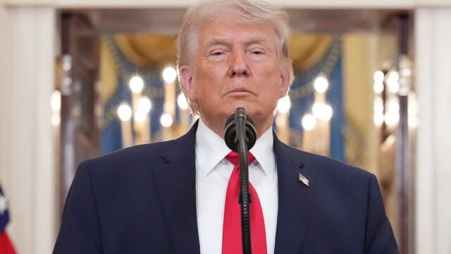 FOTODELDIA Washington, 01/04/2026.- El presidente estadounidense, Donald Trump, asegur&oacute; este mi&eacute;rcoles en un discurso televisado a la naci&oacute;n que ha despertado gran expectaci&oacute;n que su pa&iacute;s ha logrado "victorias r&aacute;pidas, decisivas y abrumadoras" en Ir&aacute;n desde que comenz&oacute; a realizar ataques contra la Rep&uacute;blica Isl&aacute;mica el pasado 28 de febrero EFE/ALEX BRANDON / POOL 