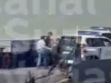 Momento de embarque de los veh&iacute;culos