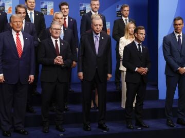 FOTODELDIA LA HAYA, 25/06/2025.- El presidente del Gobierno espa&ntilde;ol, Pedro S&aacute;nchez (d); el presidente estadounidense, Donald Trump (i); el turco, Recep Tayyip Erdogan (c); y la primera ministra italiana, Giorgia Meloni (3d), entre otros l&iacute;deres, posan en la foto de familia de la cumbre de la OTAN que se celebra este mi&eacute;rcoles en La Haya, Pa&iacute;ses Bajos.