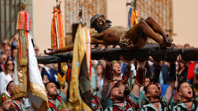 FOTODELDIA M&Aacute;LAGA, 02/04/2026.- La compa&ntilde;&iacute;a de honores de la Brigada Rey Alfonso XII de la Legi&oacute;n espa&ntilde;ola porta a hombros el Cristo de la Buena Muerte y &Aacute;nimas, conocido como Cristo de Mena, durante el traslado de la imagen este Jueves Santo, en M&aacute;laga. EFE/ Jorge Zapata 