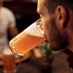 Qu&eacute; es peor para el h&iacute;gado, beber mucho en un d&iacute;a o repartirlo a lo largo de la semana