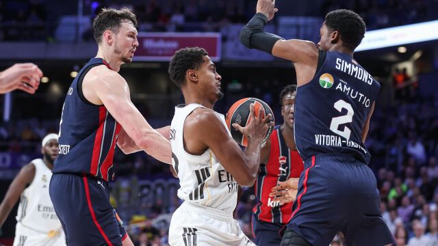 El Real Madrid (96) falla al liderato contra el car&aacute;cter Baskonia (98)