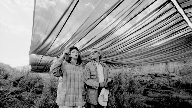 BERL&Iacute;N (ALEMANIA) 03/04/2026.- Fotograf&iacute;a cedida de Christo y Jeanne-Claude durante Ia prueba a tama&ntilde;o real para 'Over The River', en Colorado, 1999. El Museo de Arte Pablo Picasso en M&uuml;nster (Alemania) presentar&aacute; a partir de ma&ntilde;ana en su nueva exposici&oacute;n algunos de los proyectos no realizados de la pareja de artistas Christo y Jeanne-Claude, conocidos por sus obras envueltas en telas. EFE/ 1999 Christo and Jeanne-Claude Foundation SOLO USO EDITORIAL/SOLO DISPONIBLE PARA ILUSTRAR LA NOTICIA Q...