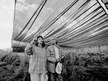 Los proyectos no realizados de Christo y Jeanne-Claude se presentan en Alemania BERLÍN (ALEMANIA) 03/04/2026.- Fotografía cedida de Christo y Jeanne-Claude durante Ia prueba a tamaño real para 'Over The River', en Colorado, 1999. El Museo de Arte Pablo Picasso en Münster (Alemania) presentará a partir de mañana en su nueva exposición algunos de los proyectos no realizados de la pareja de artistas Christo y Jeanne-Claude, conocidos por sus obras envueltas en telas. EFE/ 1999 Christo and Jeanne-Claude Foundation SOLO USO EDITORIAL/SOLO DISPONIBLE PARA ILUSTRAR LA NOTICIA Q...
