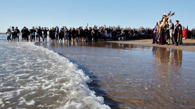 FOTODELDIA VALENCIA, 03/04/2026.- Miembros de la Hemandad del Sant&iacute;simo Cristo del Salvador acercan la talla al agua durante la procesi&oacute;n del Sant&iacute;simo Cristo del Salvador de la Semana Santa Marinera este Viernes Santo en Valencia. EFE/ Ana Escobar