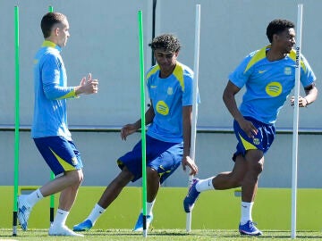SANT JOAN DESP&Iacute;, 03/04/2026.- (De izq a der) Los futbolistas del FC Barcelona EMarc Casad&oacute;, Lamine Yamal, y Alejandro Balde durante el entrenamiento del primer equipo en las instalaciones de la Ciudad Deportiva Joan Gamper, este viernes. EFE/ Enric Fontcuberta 