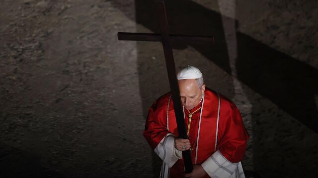 El Papa Le&oacute;n XIV clama contra la guerra y el abuso de poder en su primer Via Crucis