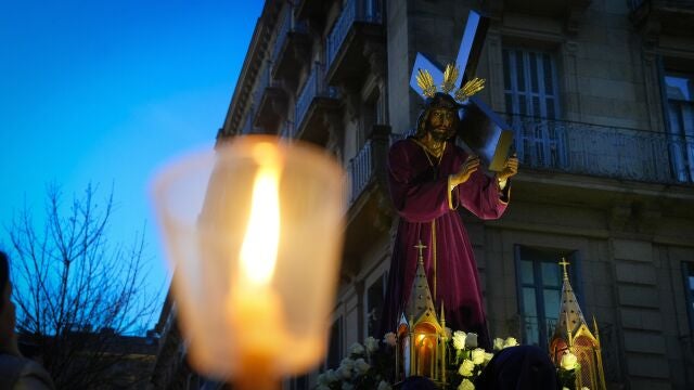 Un paso durante la procesi&oacute;n del Viernes Santo, a 3 de abril de 2026, en San Sebasti&aacute;n, Guip&uacute;zcoa, Pa&iacute;s Vasco (Espa&ntilde;a). Se trata de la primera procesi&oacute;n de Semana Santa de San Sebasti&aacute;n despu&eacute;s de medio siglo sin procesiones y se ha llevado a cabo con tres pasos de la mano de la nueva Cofrad&iacute;a de Jes&uacute;s Nazareno. 03 ABRIL 2026 Unanue / Europa Press 03/04/2026