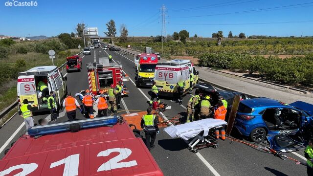 Los bomberos han tenido que excarcelar a los ocupantes de los veh&iacute;culos siniestrados en Vila-real 