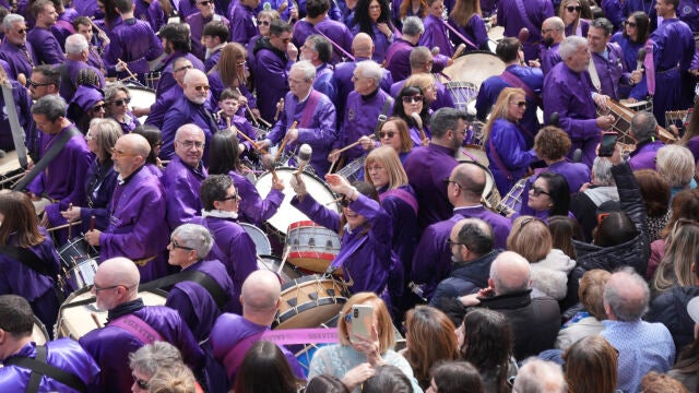Decenas de personas durante la celebraci&oacute;n de la Rompida de la Hora, en la plaza de Espa&ntilde;a, a 3 de abril de 2026, en Calanda, Teruel, Arag&oacute;n (Espa&ntilde;a). Se trata de una reuni&oacute;n de un n&uacute;mero indeterminado de tambores y bombos en una plaza singular para tocar al un&iacute;sono un toque que conmemora el fallecimiento de Jesucristo. Se suele hacer alusi&oacute;n a que este acto representa al estruendo que se escuch&oacute; en la Tierra tras la muerte de Jesucristo. 03 ABRIL 2026 Javier Escriche / Europa Press 03/0...