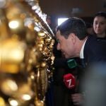 El presidente de la Junta de Andalucía, Juanma Moreno, dirigiéndose a los costaleros de El Abuelo de Jaén. El presidente de la Junta de Andalucía, Juanma Moreno, dirigiéndose a los costaleros de El Abuelo de Jaén.