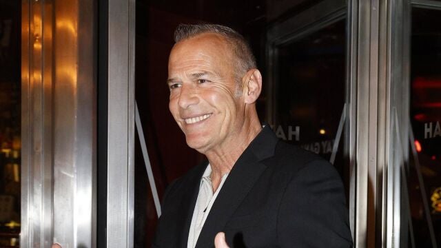 Carlos Lozano saborea la calma y disfruta de unos d&iacute;as muy familiares con M&oacute;nica Hoyos y su hija Luna