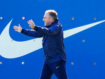 FOTODELDIA SANT JOAN DESP&Iacute;, 03/04/2026.- El t&eacute;cnico alem&aacute;n, HansI Flick, durante el entrenamiento del primer equipo del FC Barcelona en las instalaciones de la Ciudad Deportiva Joan Gamper, este viernes. EFE/ Enric Fontcuberta 