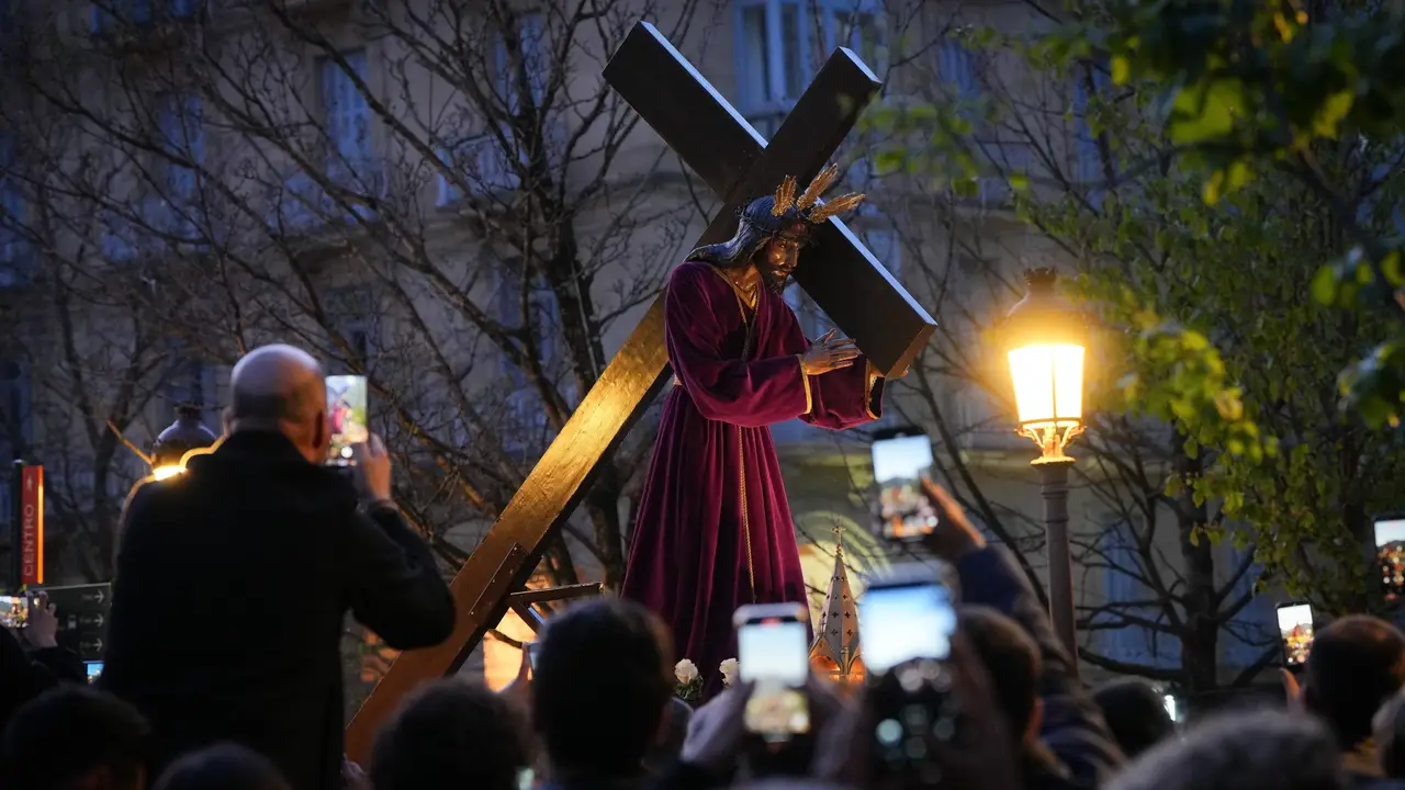 San Sebastián recupera la procesión del Viernes Santo 59 años después con una multitudinaria respuesta ciudadana