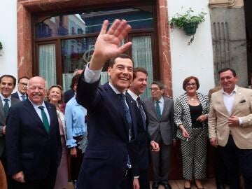Juanma Moreno durante su visita institucional a Cabra (C&oacute;rdoba)