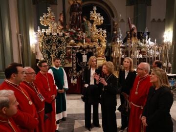 La reina Sof&iacute;a y las infantas Elena y Cristina en la sede de la Cofrad&iacute;a California para visitar los tronos antes de la procesi&oacute;n del la Procesi&oacute;n Solemne del Silencio y del Sant&iacute;simo Cristo de los Mineros de Cartagena REMITIDA / HANDOUT por AYUNTAMIENTO DE CARTAGENA Fotograf&iacute;a remitida a medios de comunicaci&oacute;n exclusivamente para ilustrar la noticia a la que hace referencia la imagen, y citando la procedencia de la imagen en la firma 03/04/2026