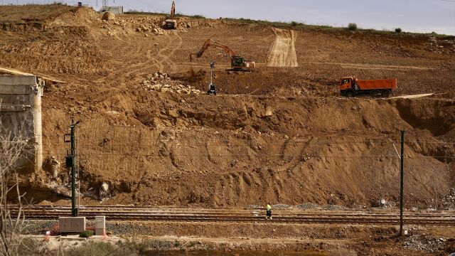 magen de las obras de emergencias sobre el talud que se vio gravemente afectado por el pasado temporal a su paso por &Aacute;lora (M&aacute;laga).