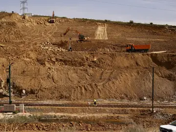 magen de las obras de emergencias sobre el talud que se vio gravemente afectado por el pasado temporal a su paso por Álora (Málaga). magen de las obras de emergencias sobre el talud que se vio gravemente afectado por el pasado temporal a su paso por Álora (Málaga).