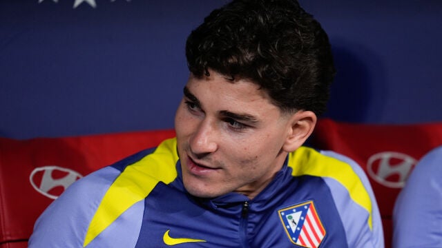 Julian Alvarez of Atletico de Madrid looks on during the Spanish League, LaLiga EA Sports, football match played between Atletico de Madrid and FC Barcelona at Riyadh Air Metropolitano stadium on April 04, 2026, in Madrid, Spain. AFP7 04/04/2026 ONLY FOR USE IN SPAIN