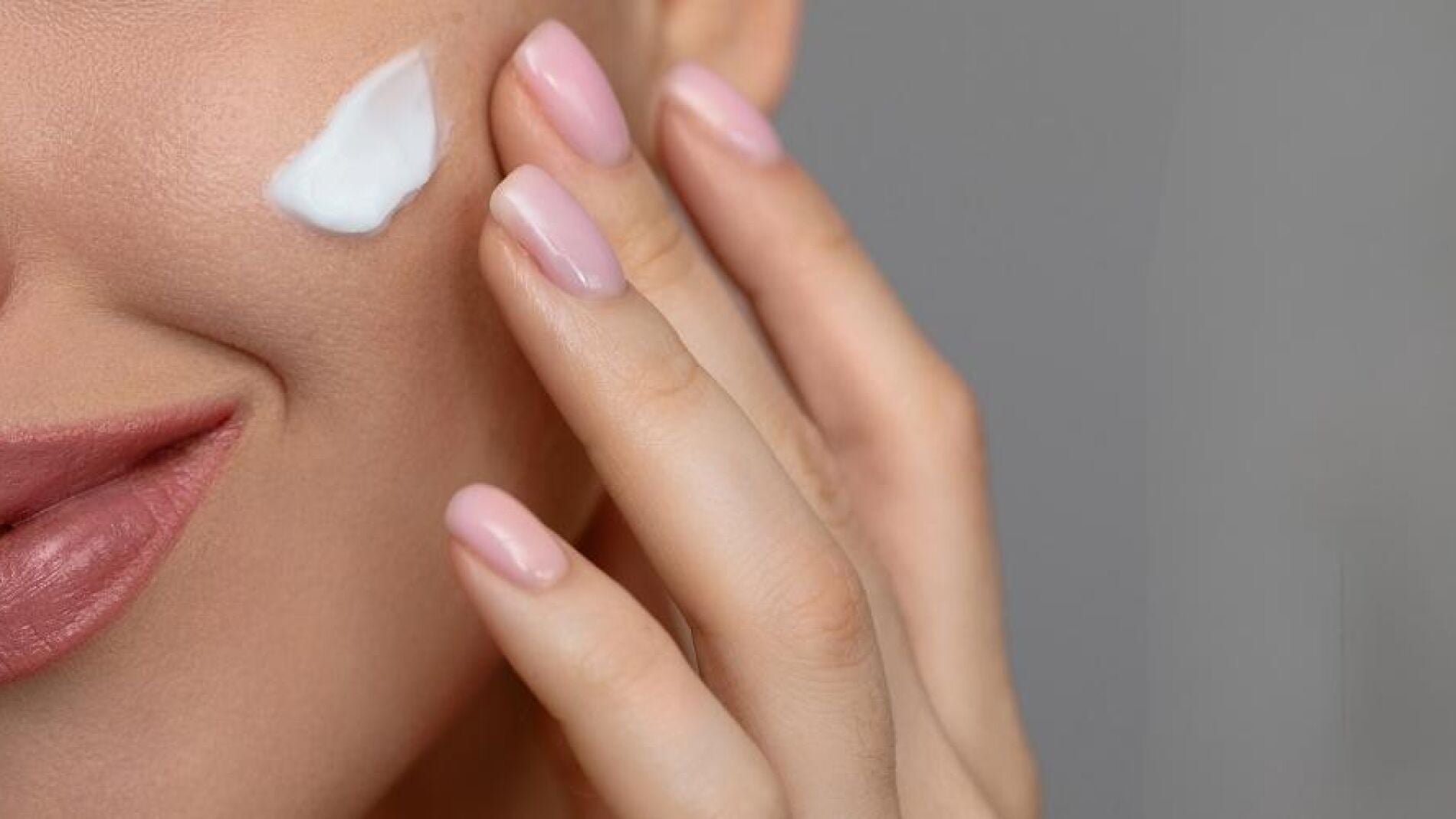 Esta crema solar coreana con centella y ácido hialurónico tiene todo para viralizarse: alta protección, piel más calmada y una textura fluida