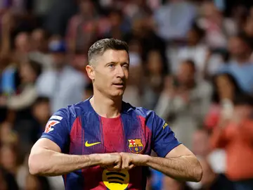 Atlético de Madrid - FC Barcelona MADRID, 04/04/2026.- El delantero polaco del FC Barcelona Robert Lewandowski celebra tras anotar el segundo gol del equipo durante el partido de la jornada 30 de LaLiga EA Sports que Atlético de Madrid y FC Barcelona disputan este sábado, en el Estadio Riyadh Air Metropolitano de la capital española. EFE/ Mariscal