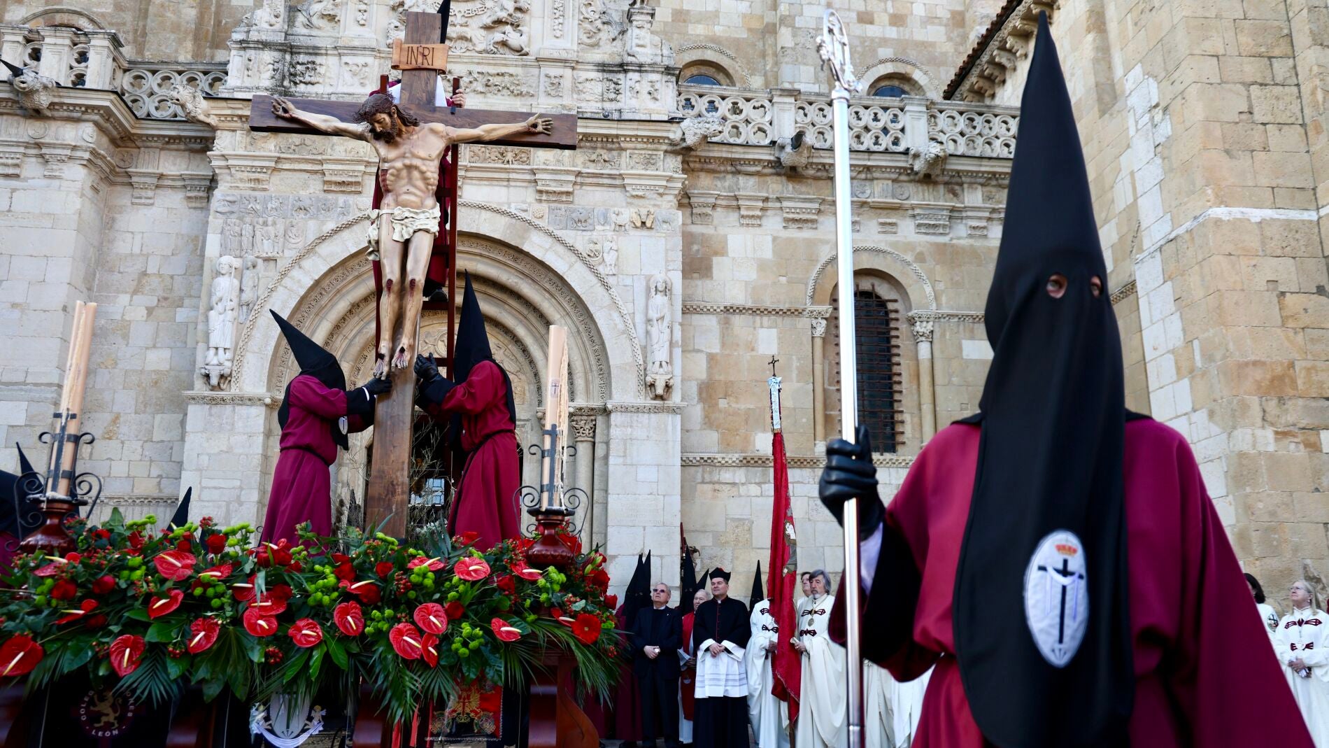 La Basílica de San Isidoro presencia el ‘Desenclavo’ de Jesús tras dos años sin procesión por la lluvia