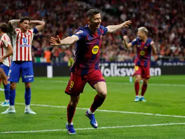Atlético de Madrid - FC Barcelona MADRID, 04/04/2026.- El delantero polaco del FC Barcelona Robert Lewandowski celebra tras anotar el segundo gol del equipo durante el partido de la jornada 30 de LaLiga EA Sports que Atlético de Madrid y FC Barcelona disputan este sábado, en el Estadio Riyadh Air Metropolitano de la capital española. EFE/ Mariscal