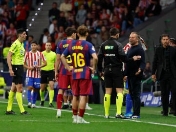 MADRID, 04/04/2026.- El t&eacute;cnico alem&aacute;n del FC Barcelona, Hansi Flick (2d), durante el partido de la jornada 30 de LaLiga EA Sports que Atl&eacute;tico de Madrid y FC Barcelona disputan este s&aacute;bado, en el Estadio Riyadh Air Metropolitano de la capital espa&ntilde;ola. EFE/Mariscal. 