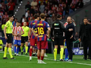 Atlético de Madrid - FC Barcelona MADRID, 04/04/2026.- El técnico alemán del FC Barcelona, Hansi Flick (2d), durante el partido de la jornada 30 de LaLiga EA Sports que Atlético de Madrid y FC Barcelona disputan este sábado, en el Estadio Riyadh Air Metropolitano de la capital española. EFE/Mariscal.