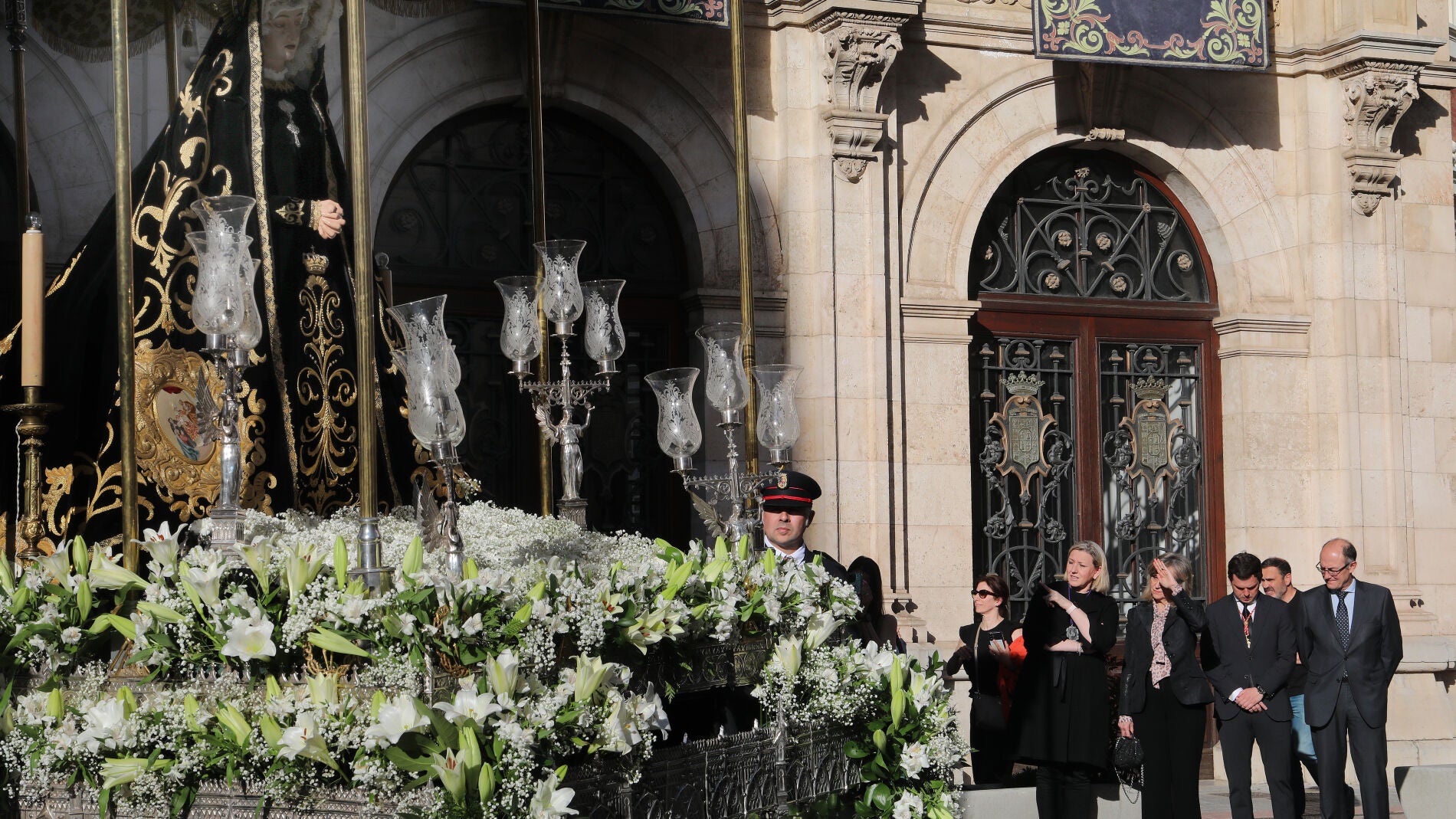 La Soledad de la Virgen llena de recogimiento el Sábado Santo en Palencia