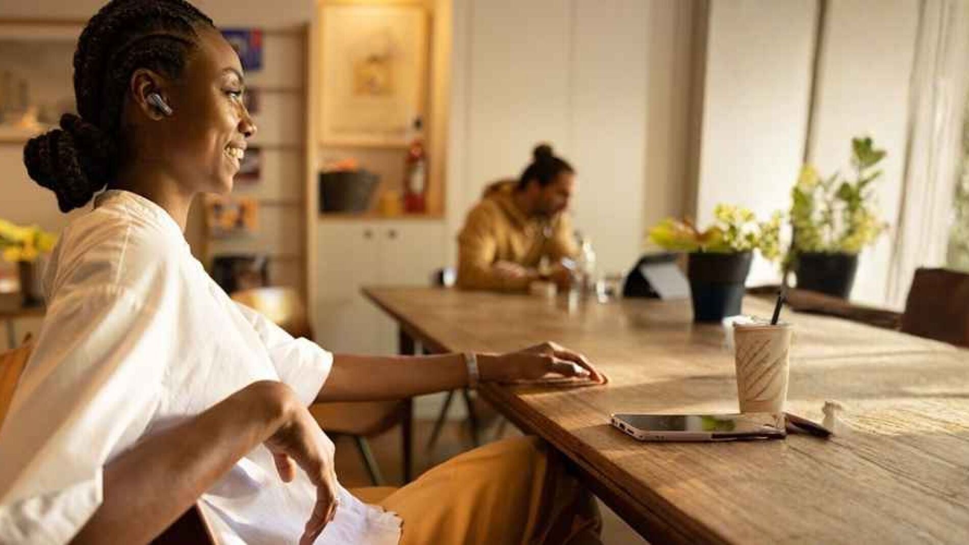 JBL pone sobre la mesa unos in ear que se atreven con los AirPods Pro 3 gracias a su cancelación de ruido y sus 40 horas de batería