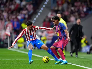 Atletico de Madrid v FC Barcelona - LaLiga EA Sports Lamine Yamal of FC Barcelona and Nico Gonzalez of Atletico de Madrid in action during the Spanish League, LaLiga EA Sports, football match played between Atletico de Madrid and FC Barcelona at Riyadh Air Metropolitano stadium on April 04, 2026, in Madrid, Spain. AFP7 04/04/2026 ONLY FOR USE IN SPAIN