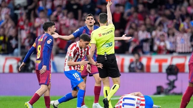 Gerard Martin of FC Barcelona see the red card that was later disallowed by VAR during the Spanish League, LaLiga EA Sports, football match played between Atletico de Madrid and FC Barcelona at Riyadh Air Metropolitano stadium on April 04, 2026, in Madrid, Spain. AFP7 04/04/2026 ONLY FOR USE IN SPAIN