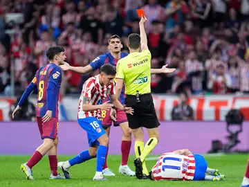 Atletico de Madrid v FC Barcelona - LaLiga EA Sports Gerard Martin of FC Barcelona see the red card that was later disallowed by VAR during the Spanish League, LaLiga EA Sports, football match played between Atletico de Madrid and FC Barcelona at Riyadh Air Metropolitano stadium on April 04, 2026, in Madrid, Spain. AFP7 04/04/2026 ONLY FOR USE IN SPAIN