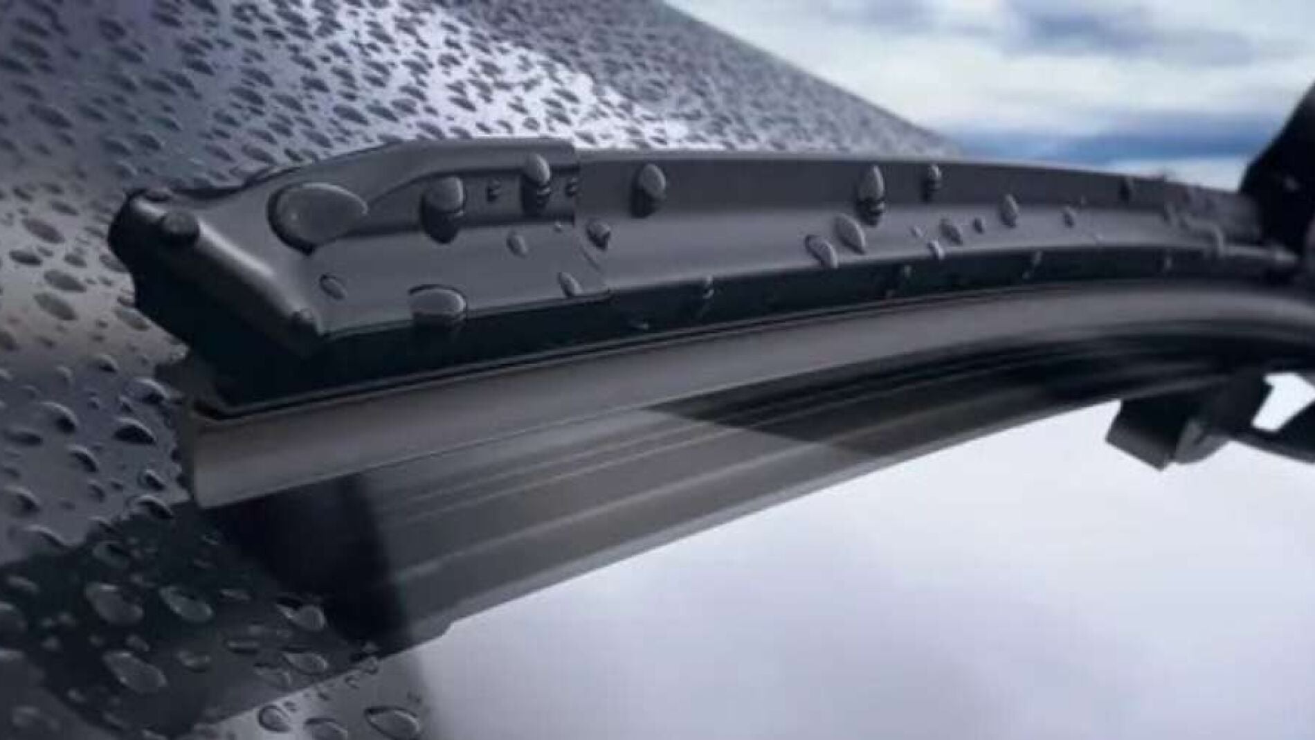 Rain-X tiene rebajado el líquido para el parabrisas que hace que la lluvia resbale y te deja ver bastante mejor al volante