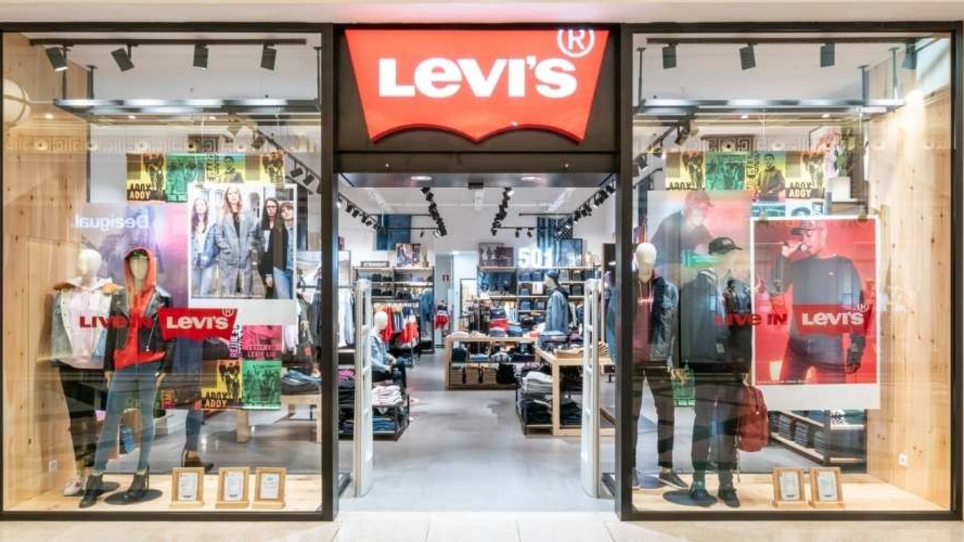 Levi’s saca músculo con una selección de básicos y vaqueros rebajados que resuelve medio armario de un golpe