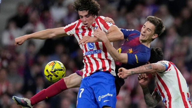 Atletico Madrid's Javi Morcillo, left, and Barcelona's Gavi vie for the ball during a La Liga soccer match between Atletico Madrid and Barcelona in Madrid, Spain, Saturday, April 4, 2026. (AP Photo/Bernat Armangue)