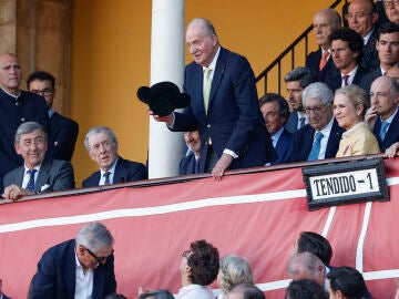 SEVILLA, 05/04/2026.- El p&uacute;blico de la plaza de toros de La Maestranza de Sevilla ha recibido esta tarde con una ovaci&oacute;n al rey em&eacute;rito Juan Carlos I (c), que asiste a la reaparici&oacute;n de Morante de la Puebla, en una corrida en la que completan cartel el peruano Roca Rey y David de Miranda. EFE/ Julio Mu&ntilde;oz