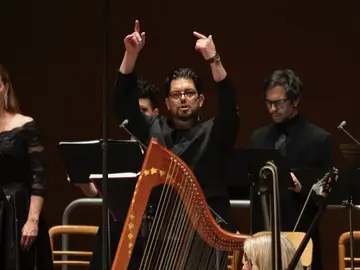 Emilio González del Toro dirigiendo desde atrás Emilio González del Toro dirigiendo desde atrás