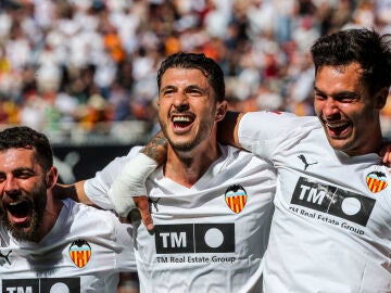 Guido Rodr&iacute;guez of Valencia CF celebrates a goal with teammates during the Spanish league, LaLiga EA Sports, football match played between Valencia CF and RC Celta de Vigo at Mestalla stadium on April 5, 2026, in Valencia, Spain. AFP7 05/04/2026 ONLY FOR USE IN SPAIN