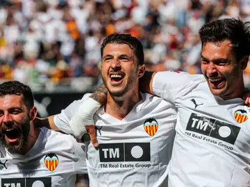 Valencia CF V RC Celta de Vigo - LaLiga EA Sports Guido Rodríguez of Valencia CF celebrates a goal with teammates during the Spanish league, LaLiga EA Sports, football match played between Valencia CF and RC Celta de Vigo at Mestalla stadium on April 5, 2026, in Valencia, Spain. AFP7 05/04/2026 ONLY FOR USE IN SPAIN