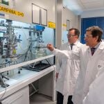 El consejero Carlos Fern&aacute;ndez Carriedo visita las instalaciones de la empresa biofarmac&eacute;utica multinacional Curia en Valladolid