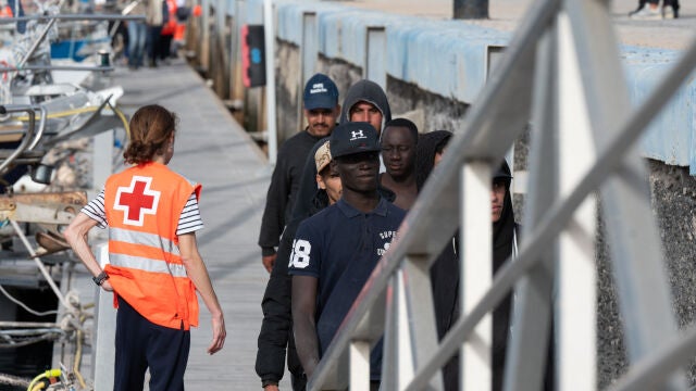 Gran Tarajal (Fuerteventura), 05/04/2026.- Llegada al puerto de Gran Tarajal, en Fuerteventura, de los 47 ocupantes de una patera rescatada cuando navegaban al sureste de la isla canaria. EFE/Carlos de Sa&aacute;. 