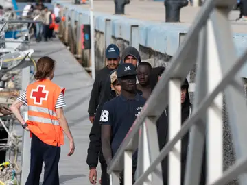 LLEGADA INMIGRANTES AL PUERTO DEL GRAN TARAJAL Gran Tarajal (Fuerteventura), 05/04/2026.- Llegada al puerto de Gran Tarajal, en Fuerteventura, de los 47 ocupantes de una patera rescatada cuando navegaban al sureste de la isla canaria. EFE/Carlos de Saá.