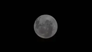 NASA publica la primera foto de la cara oculta de la Luna tomada por la misión Artemis II AME607. LOS ÁNGELES (ESTADOS UNIDOS), 05/04/2026.- Imagen tomada de la pagina oficial de la NASA que muestra una fotografía de la de la cara oculta de la Luna captada por la tripulación de la misión Artemis II. En la imagen, tomada este sábado, se observa a la Luna al revés, con su Polo Sur apuntando hacia arriba y una vista completa de la cuenca Oriental de la Luna, la cual nunca antes había sido vista en su totalidad por ojos humanos, según describió la agencia espacial. EFE/ NASA /SOLO USO...