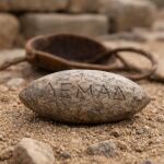 Recreaci&oacute;n del proyectil de honda con la inscripci&oacute;n &ldquo;Aprende&rdquo; hallado en Hippos (Israel)