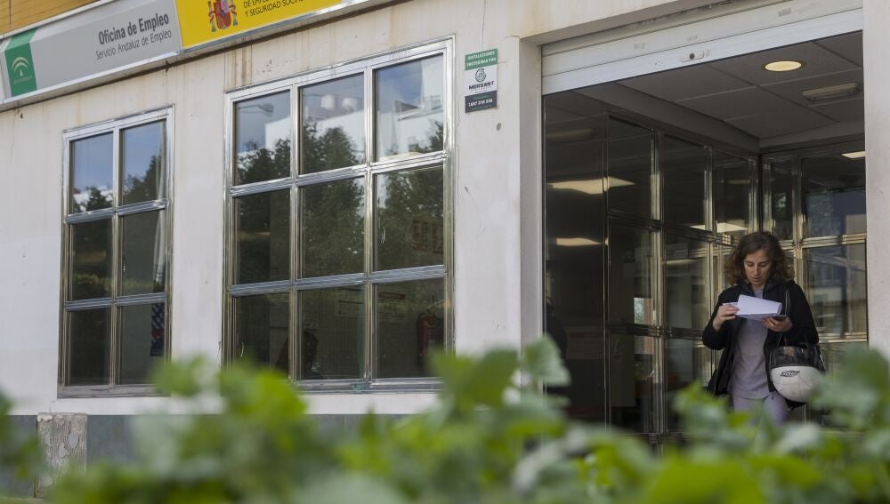 Una persona saliendo de una oficina del Servicio Público de Empleo Estatal (SEPE)
